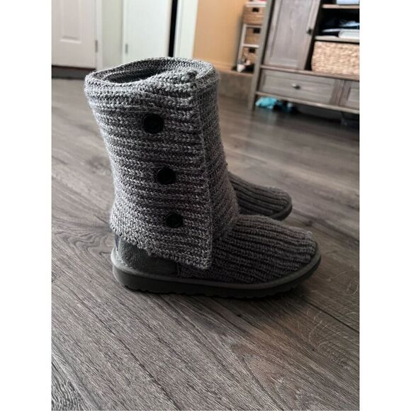 UGG Women's Classic Cardy Winter Boot size 7 - Picture 1 of 8